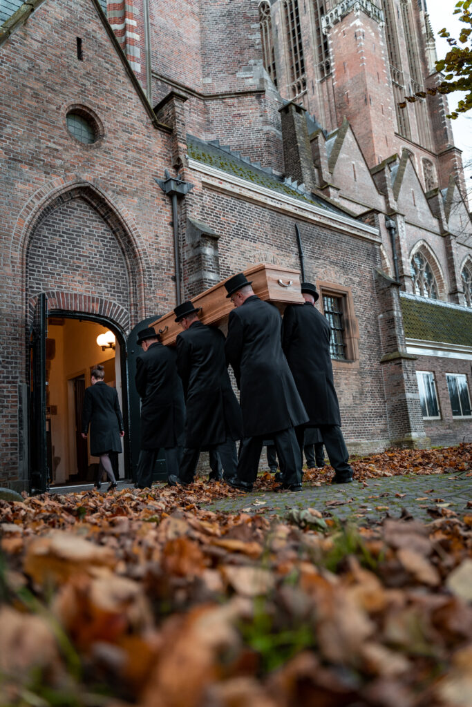 Indragen Maasmond dragers in de Grote Kerk van Dordrecht